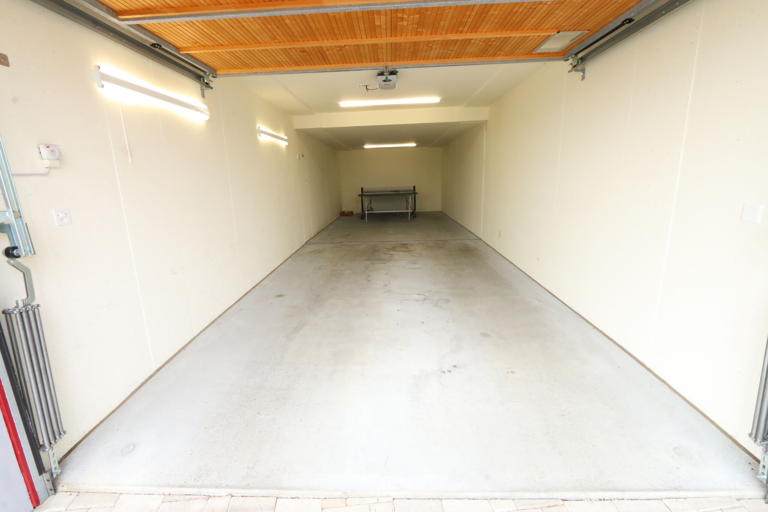 insgesamt 5 Einstellplätze bieten die beiden Doppelgaragen und die separate Einzelgarage