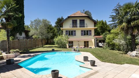 Propriété de Maître disposant de 8 chambres à coucher et d'une piscine
