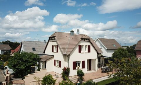 Detached house with garden and garage