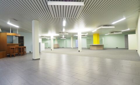 Centrally located commercial area near Aare with storage and parking s