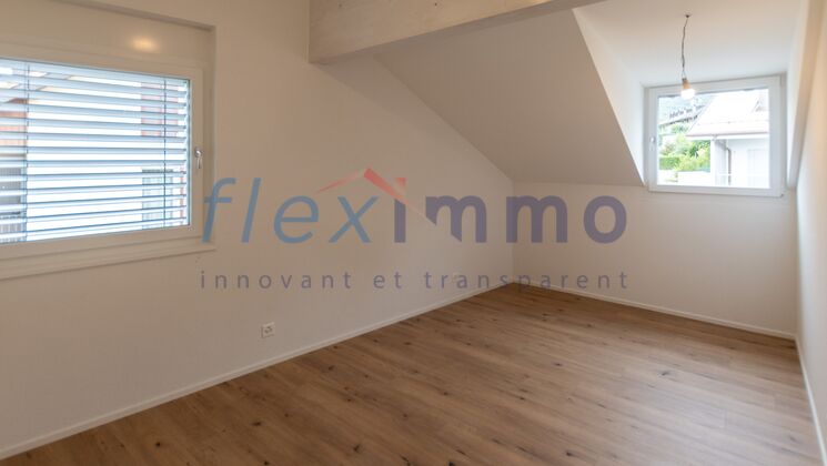 Chambre 1 avec 2 fenêtres et armoires encastrées