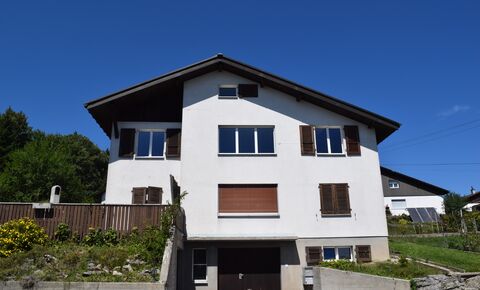 Building with 2 apartments in a prime location with fantastic foresight