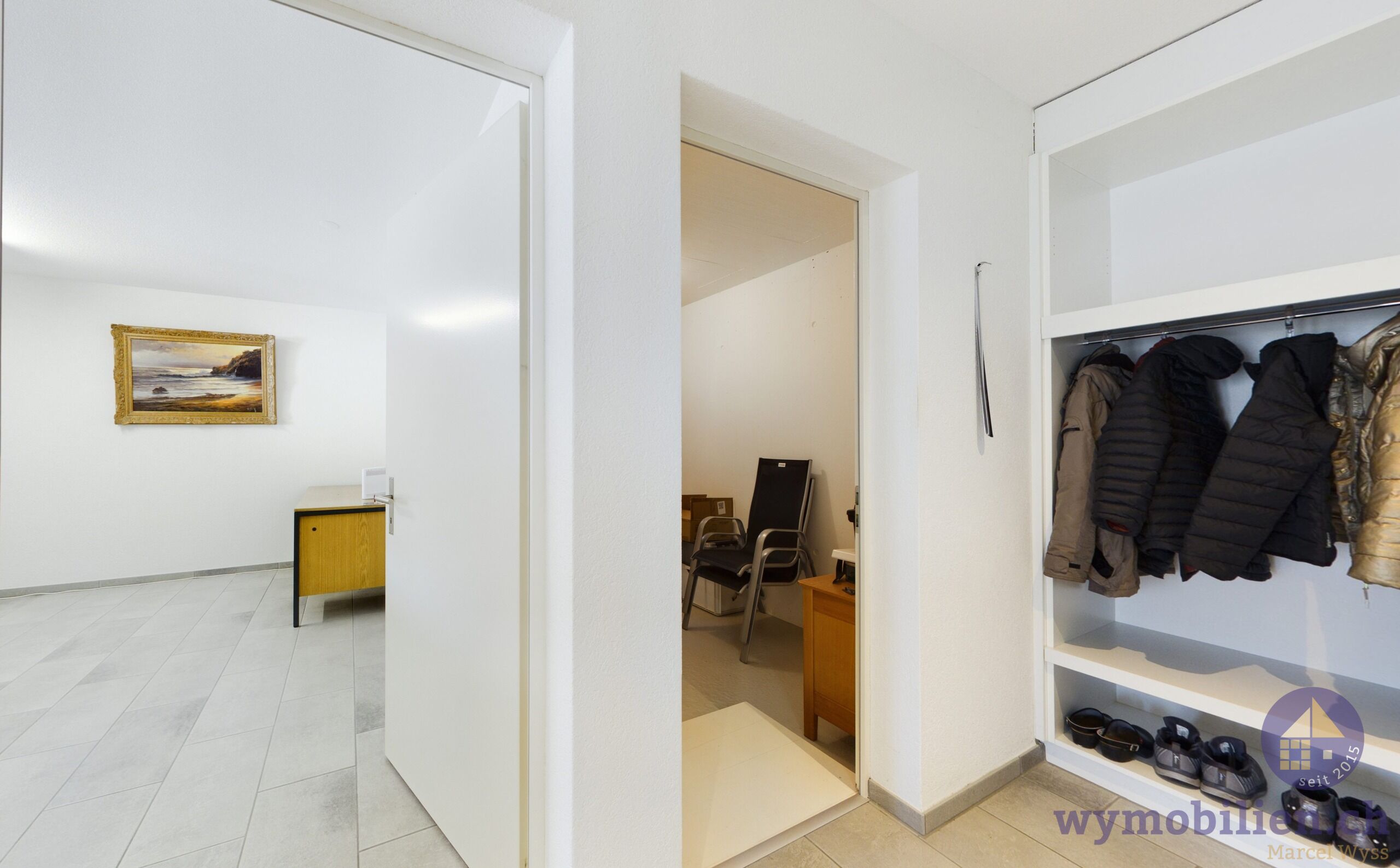 Eingangsbereich mit Garderobe, Zimmer und Keller (EG)