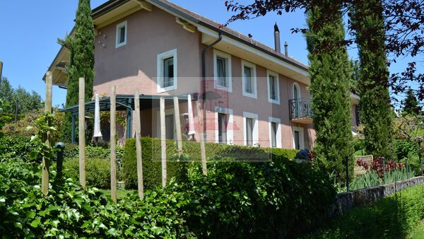 Exceptionnelle ferme rénovée avec un charme, intérieur moderne design.