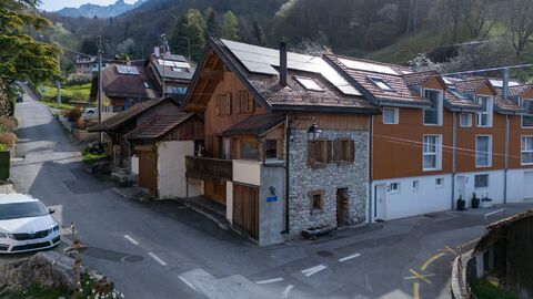 MAISON VILLAGEOISE MITOYENNE SUR LES HAUTEURS DE VILLENEUVE.