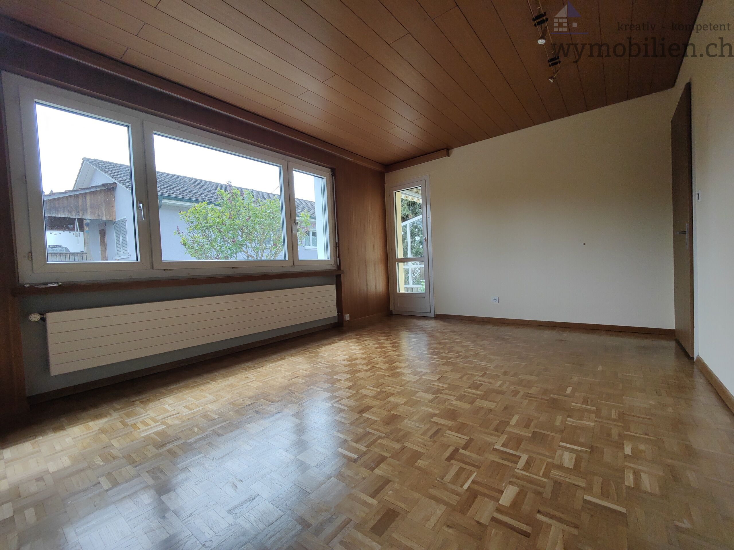 Wohnzimmer mit Ausgang auf die Terrasse 