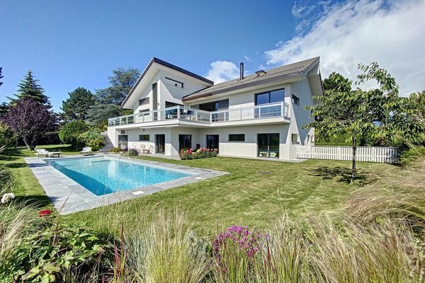 Superbe propriété d'architecte avec piscine et  vue lac