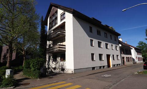Renovated garden apartment with hobby room and parking space