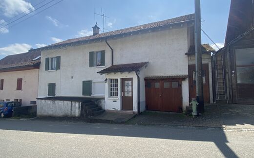 House to renovate at the top of the village of Courtedoux.