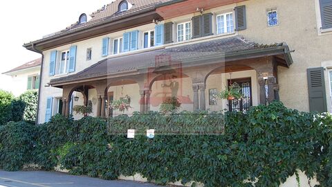 Charmante maison mitoyenne de ville de 6 pièces avec grand cachet.