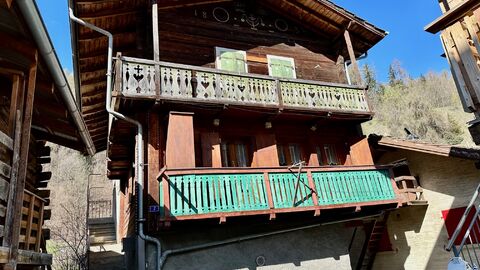 Beuson casa di paese con 2 appartamenti e fienile