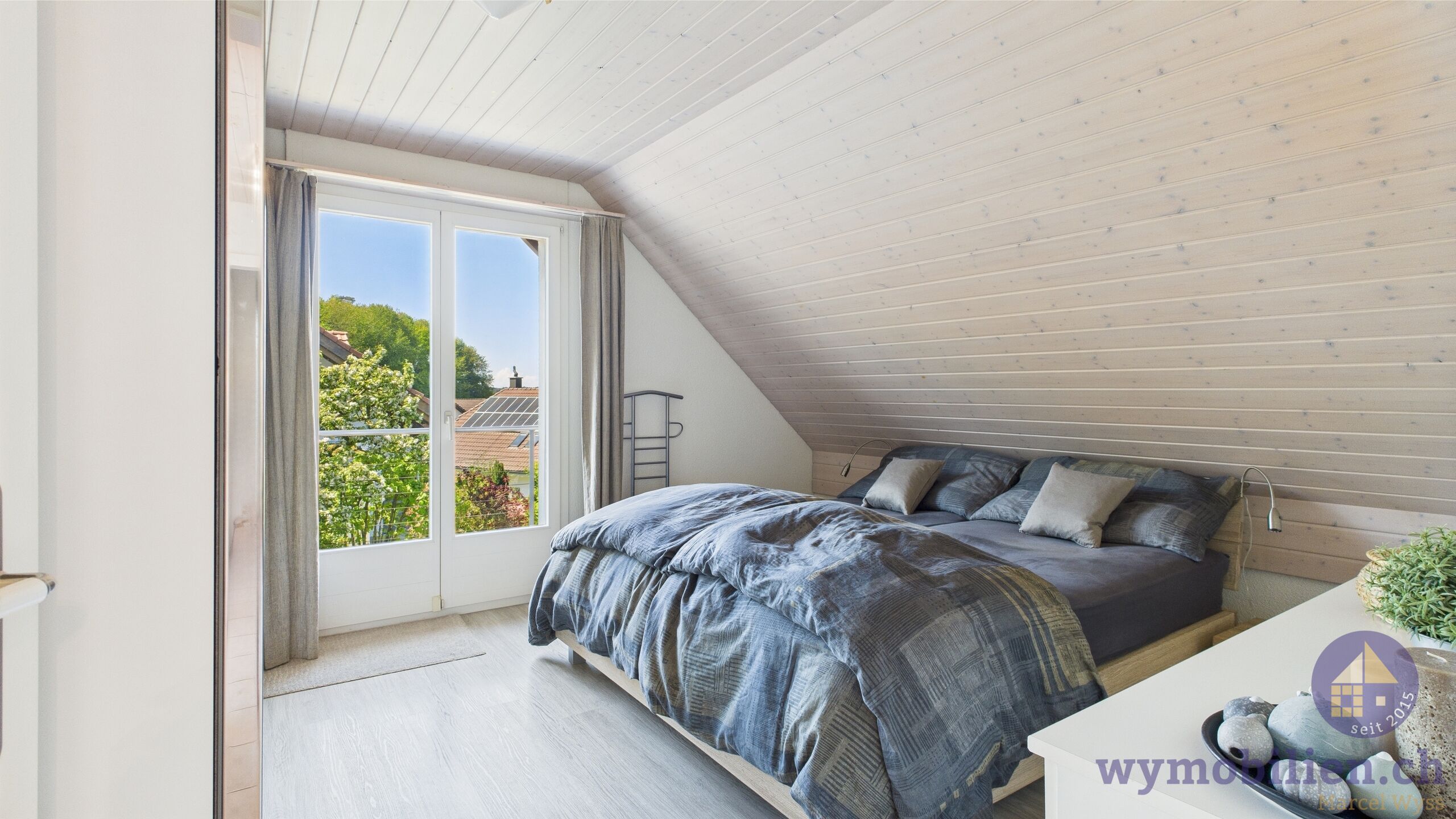 Zimmer OG mit Ausgang auf den Balkon 