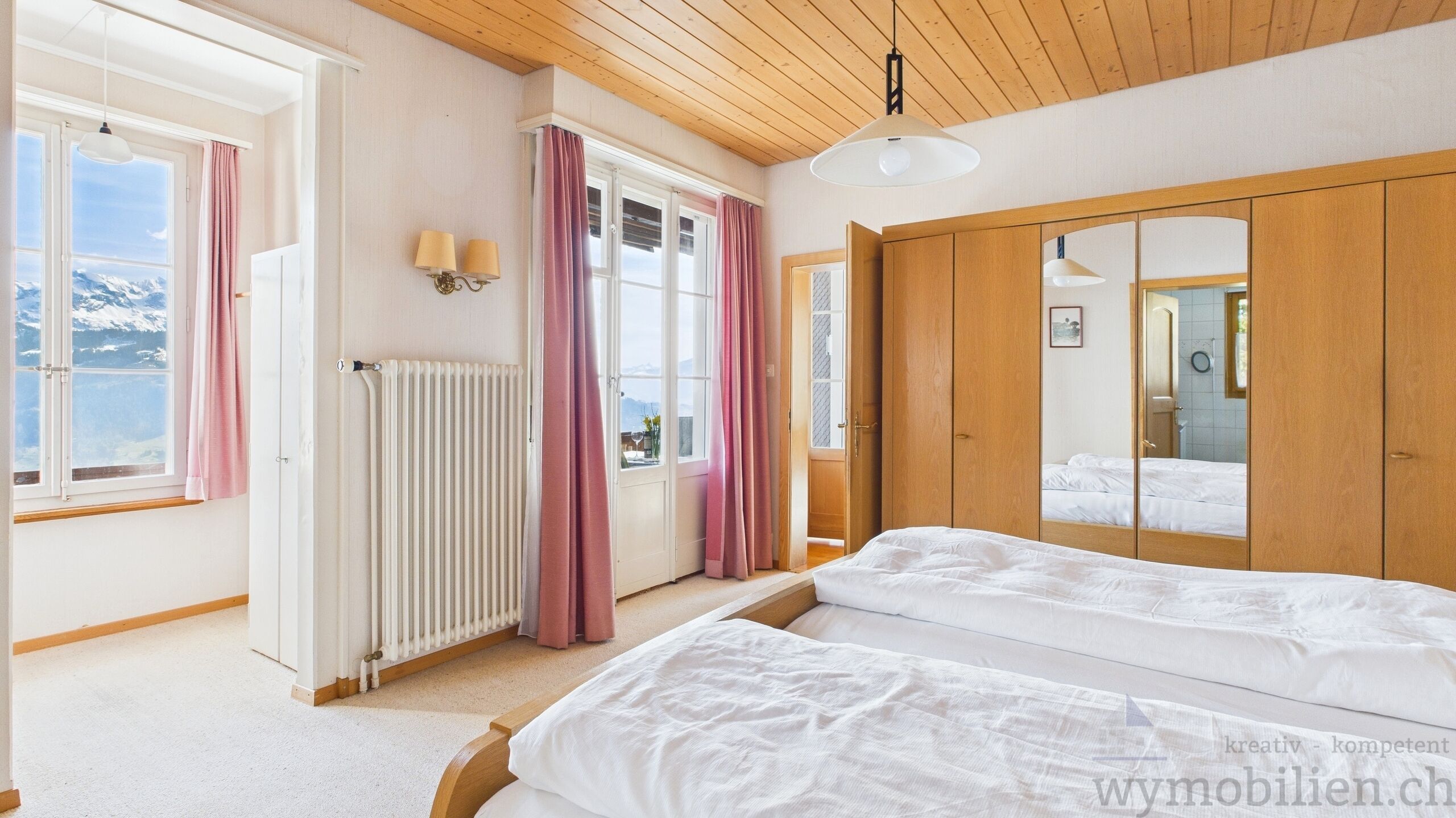 Schlafzimmer mit Erker und direktem Zugang ins Bad 
