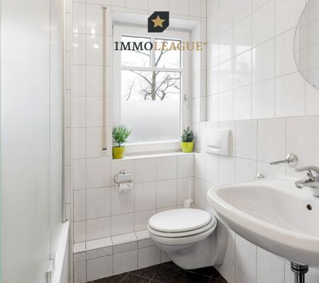 Das zeitloses Badezimmer in gepflegtem Zustand.