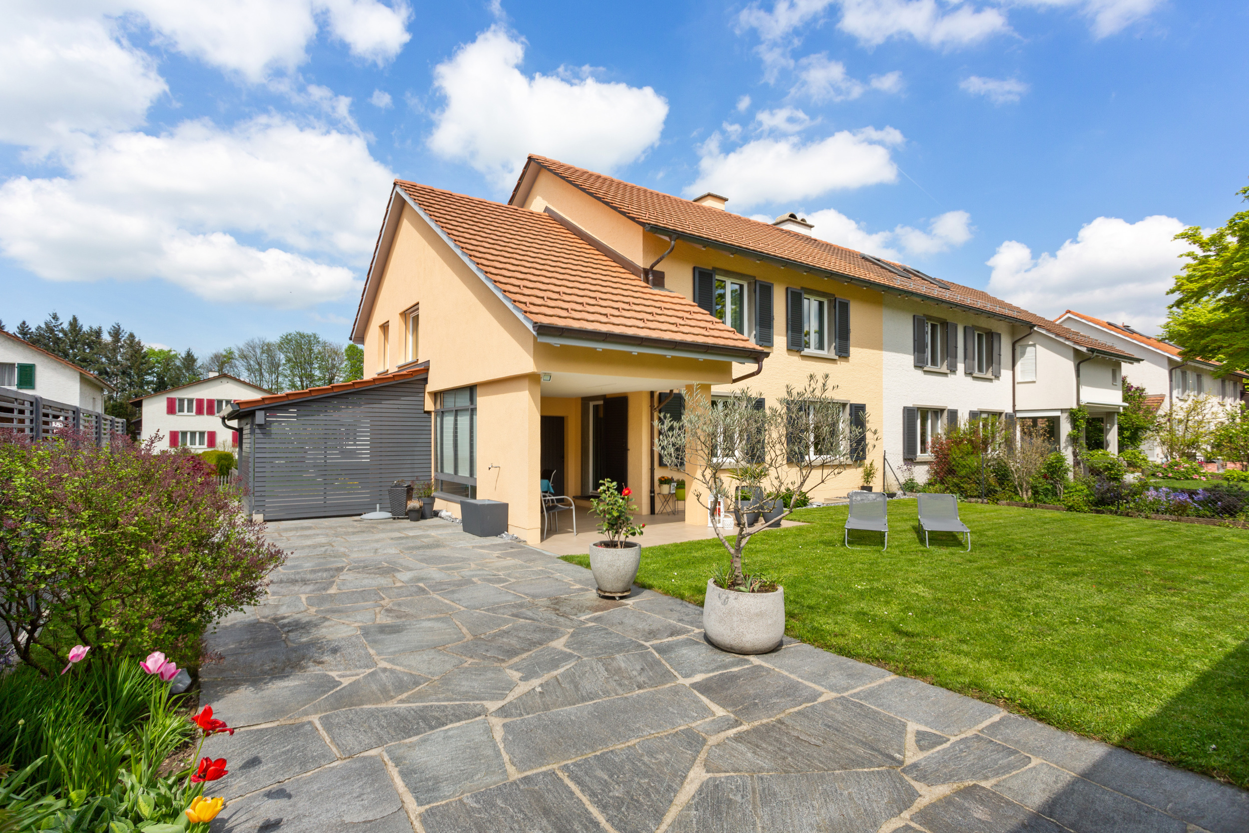 Gedeckter Sitzplatz, ideal zum Essen im Freien. Gedeckter Sitzplatz, ideal zum Essen im Freien.