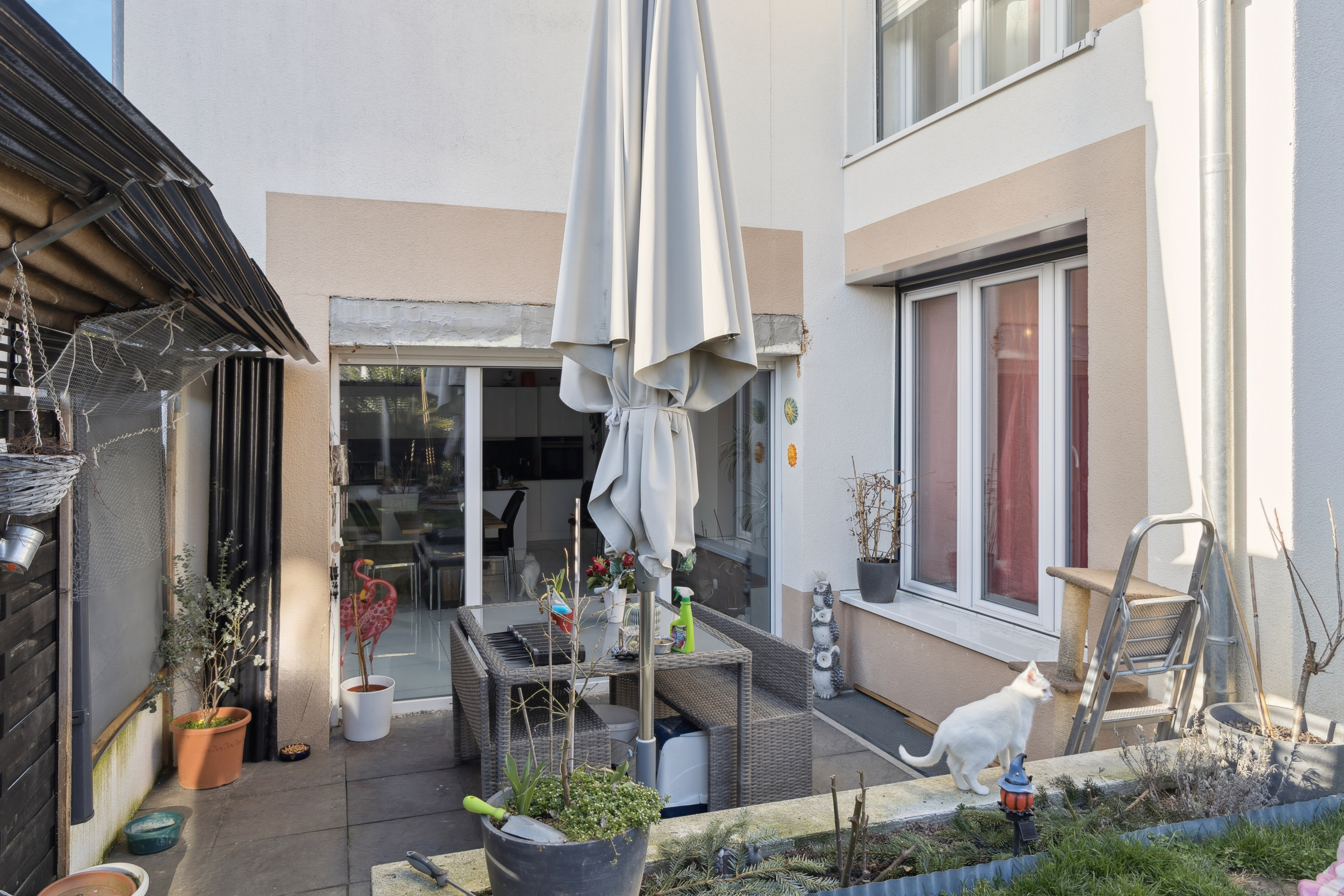 Terrasse spacieuse avec de la place pour un salon ou une table à manger