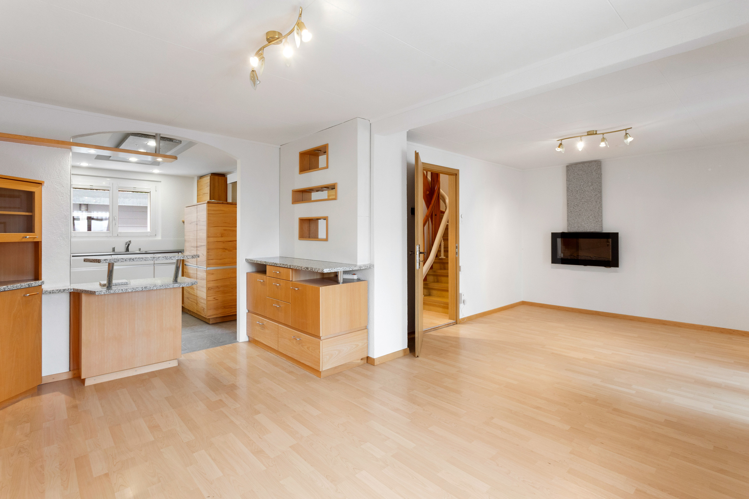 Helles und lichtdurchflutetes Wohnzimmer.