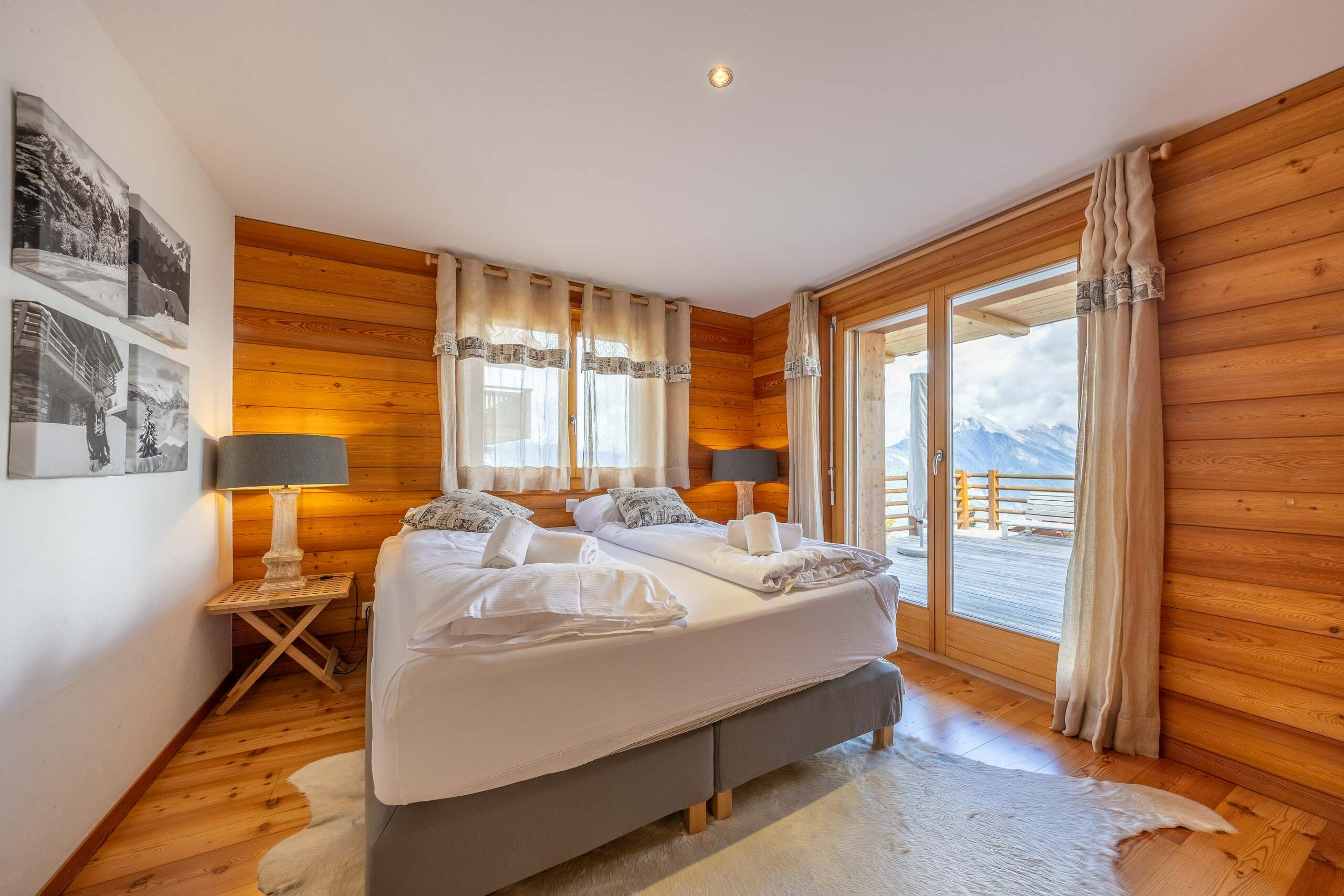 Master bedroom with en-suite bathroom Master bedroom with en-suite bathroom