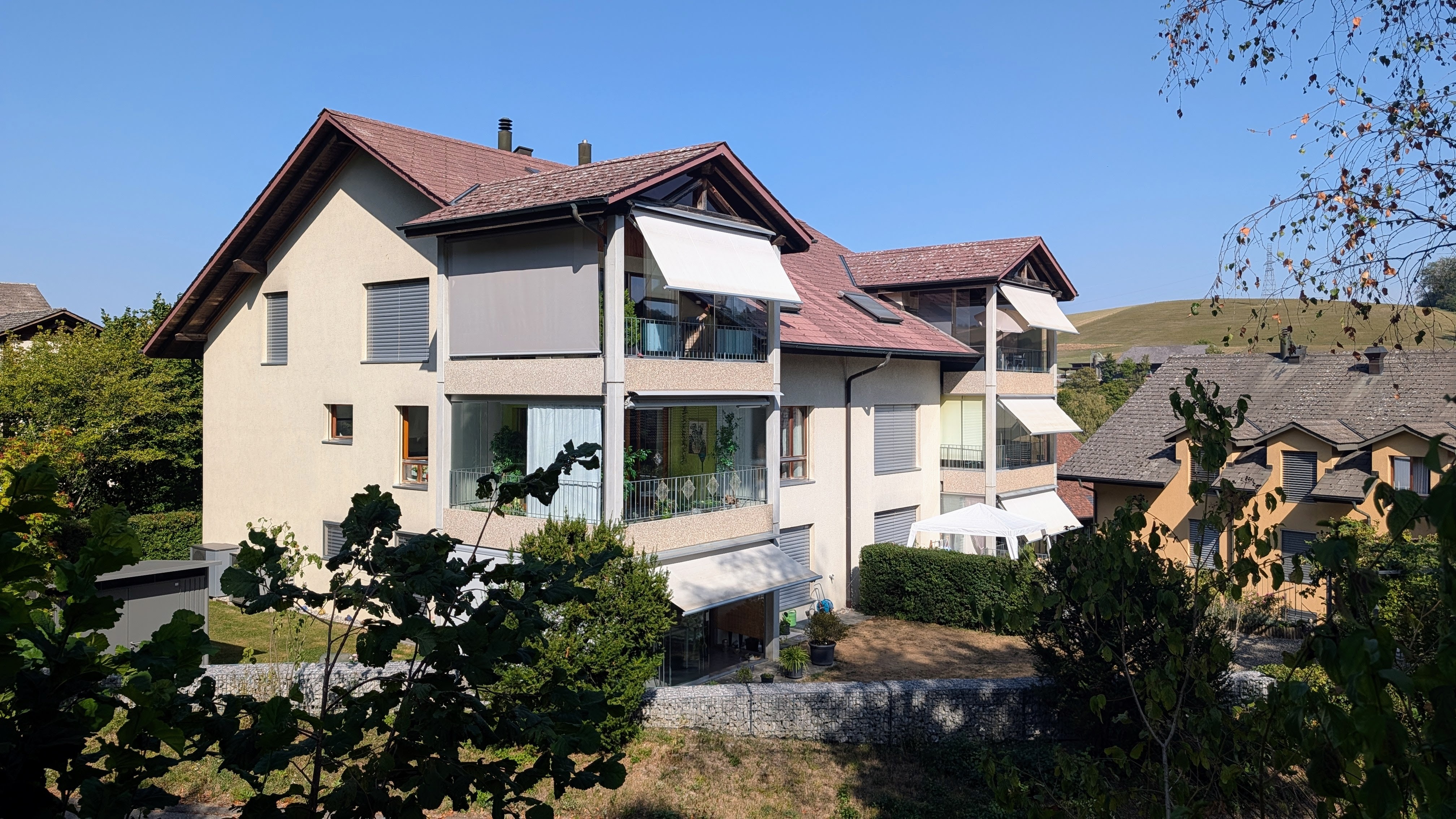Sehr gepflegte 3.5-Zimmerwohnung mit grossem, gedeckten Balkon. 