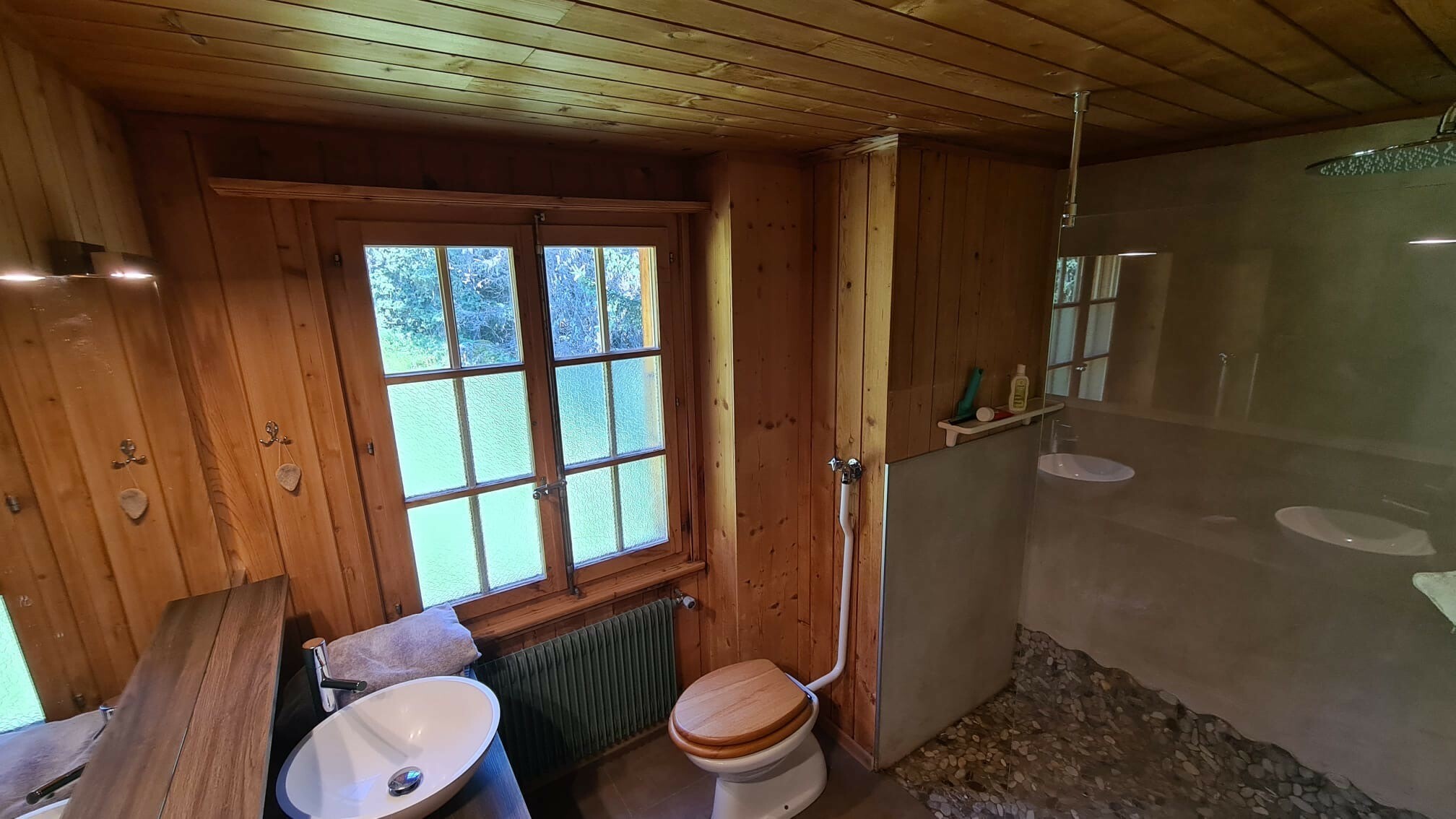 Salle de douche avec double lavabo
