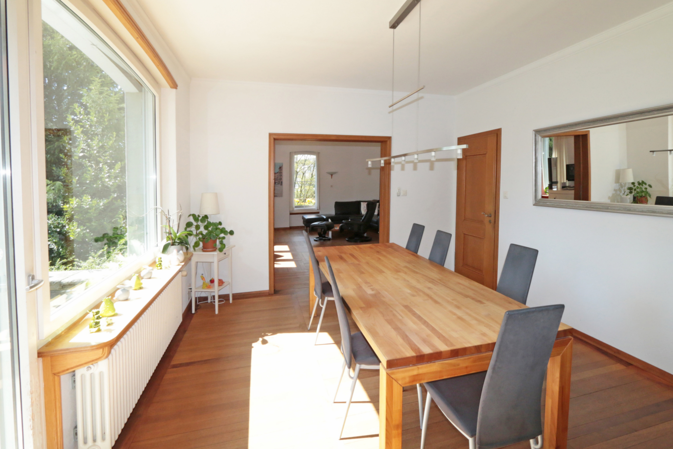 Essbereich als Verbindung zwischen Küche und Wohnen mit Ausgang in den Garten Essbereich als Verbindung zwischen Küche und Wohnen mit Ausgang in den Garten