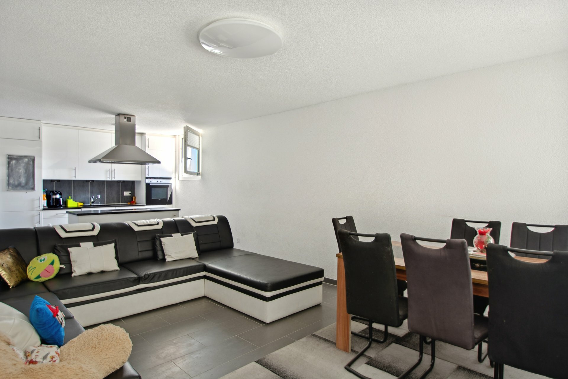 Wohnzimmer und offene Küche Wohnzimmer und offene Küche