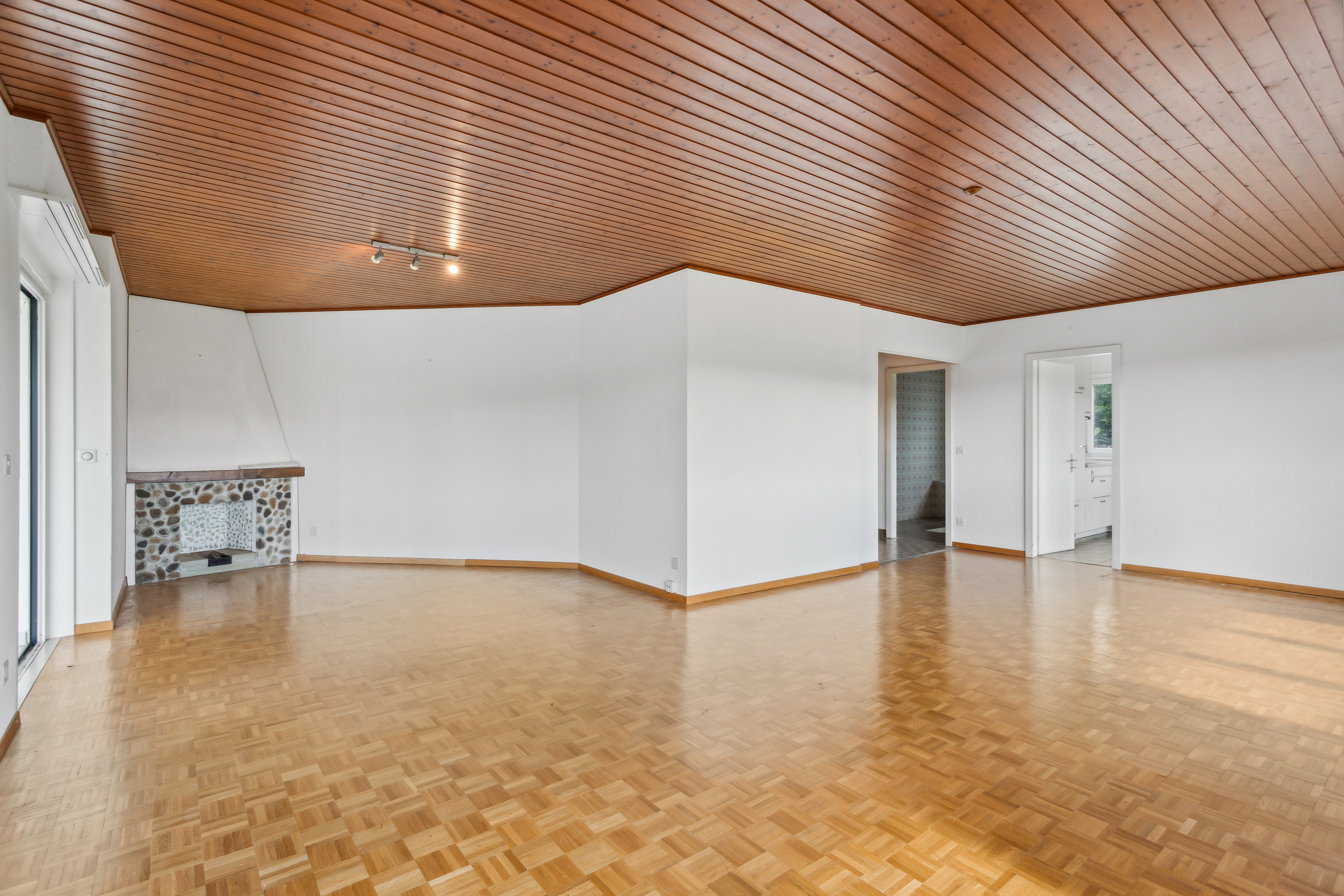 Das Wohnzimmer mit dekorativem Kamin Das Wohnzimmer mit dekorativem Kamin