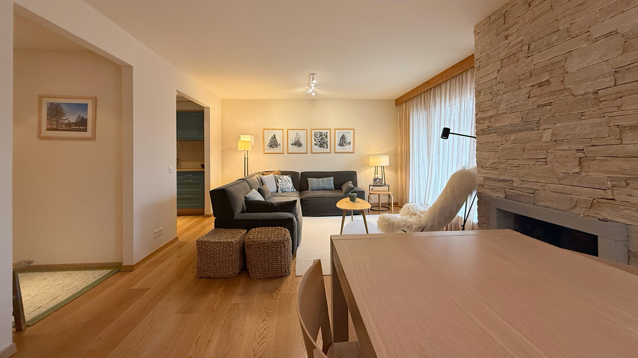 Vue depuis l'espace salle à manger sur l'espace salon