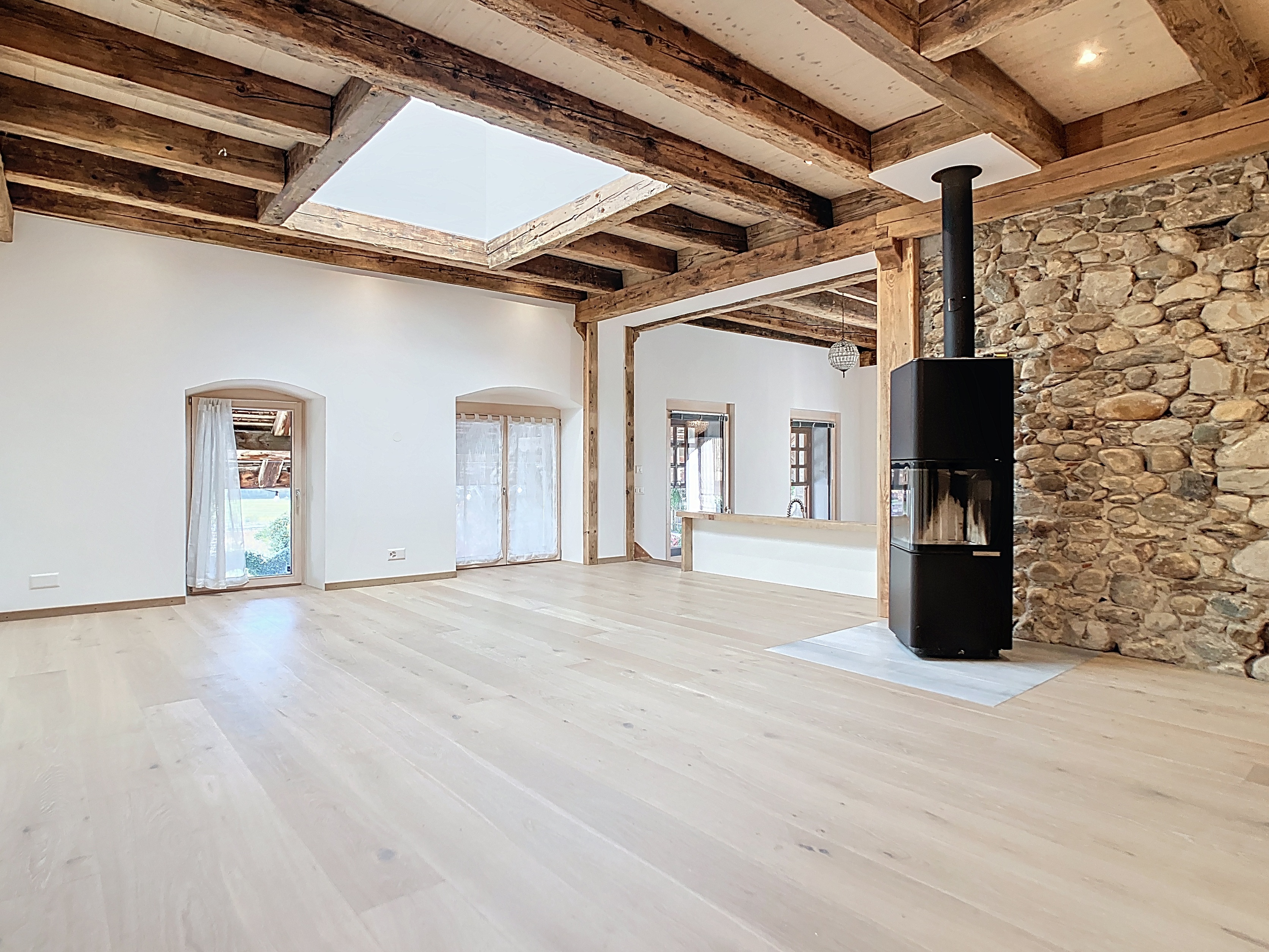 Séjour avec poêle et puit de lumière