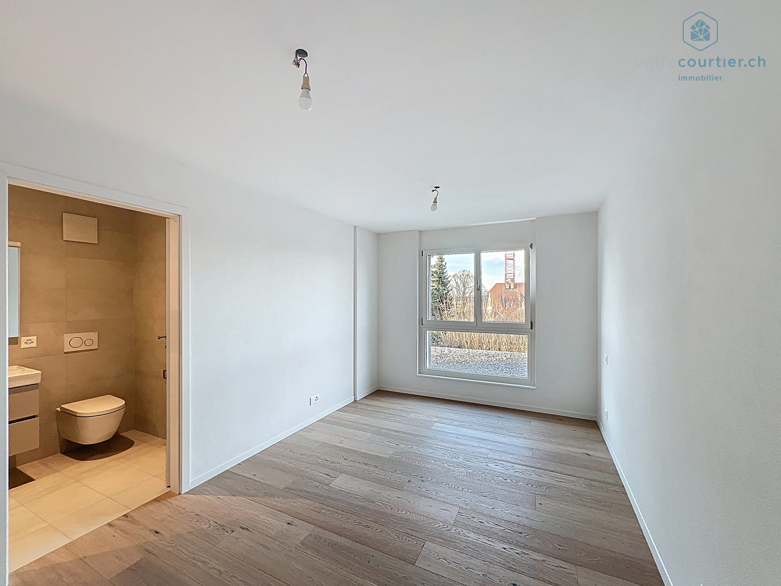 chambre parentale avec salle de douchee