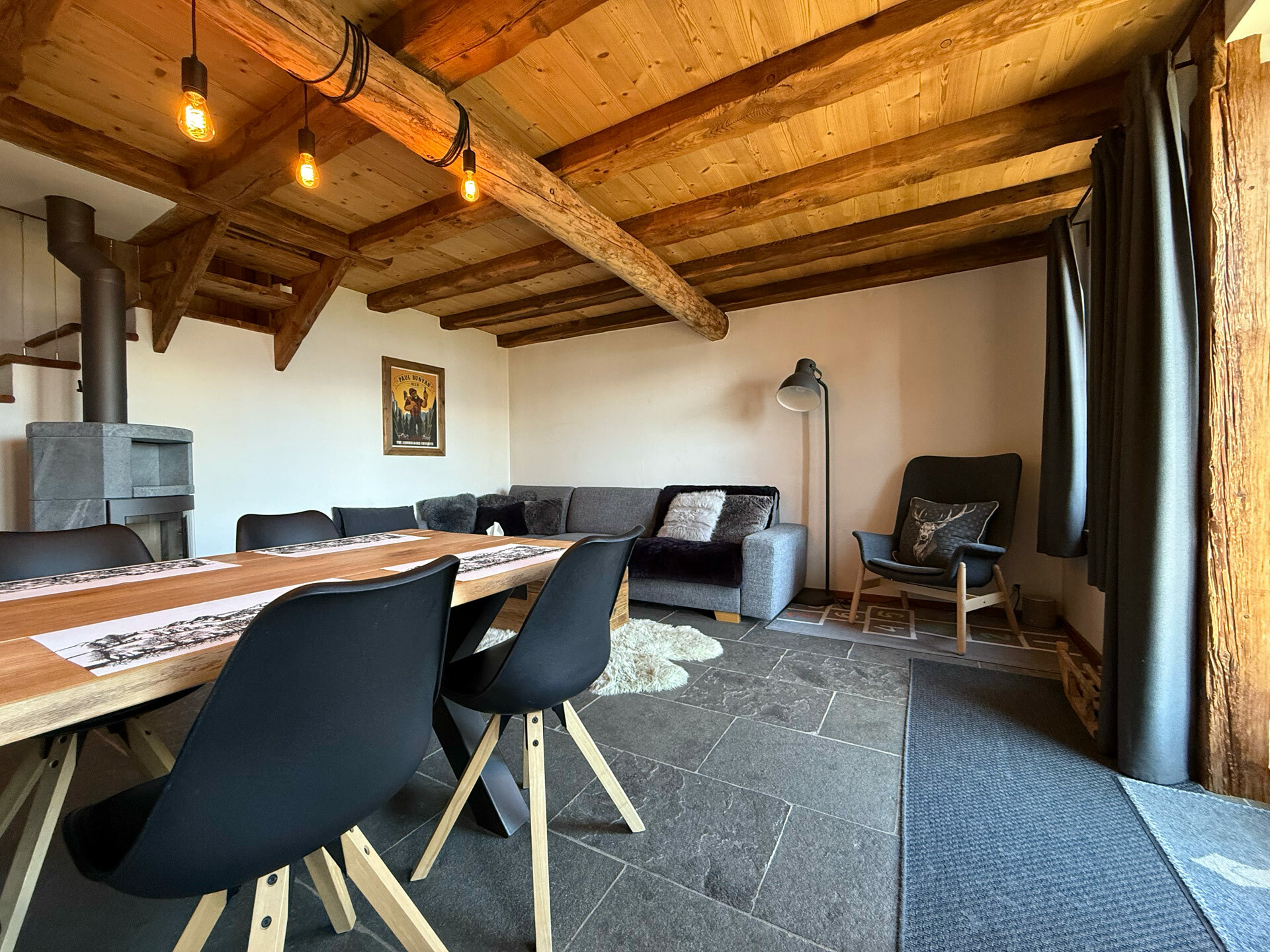 Accès depuis la cuisine vers la salle à manger et le salon Accès depuis la cuisine vers la salle à manger et le salon
