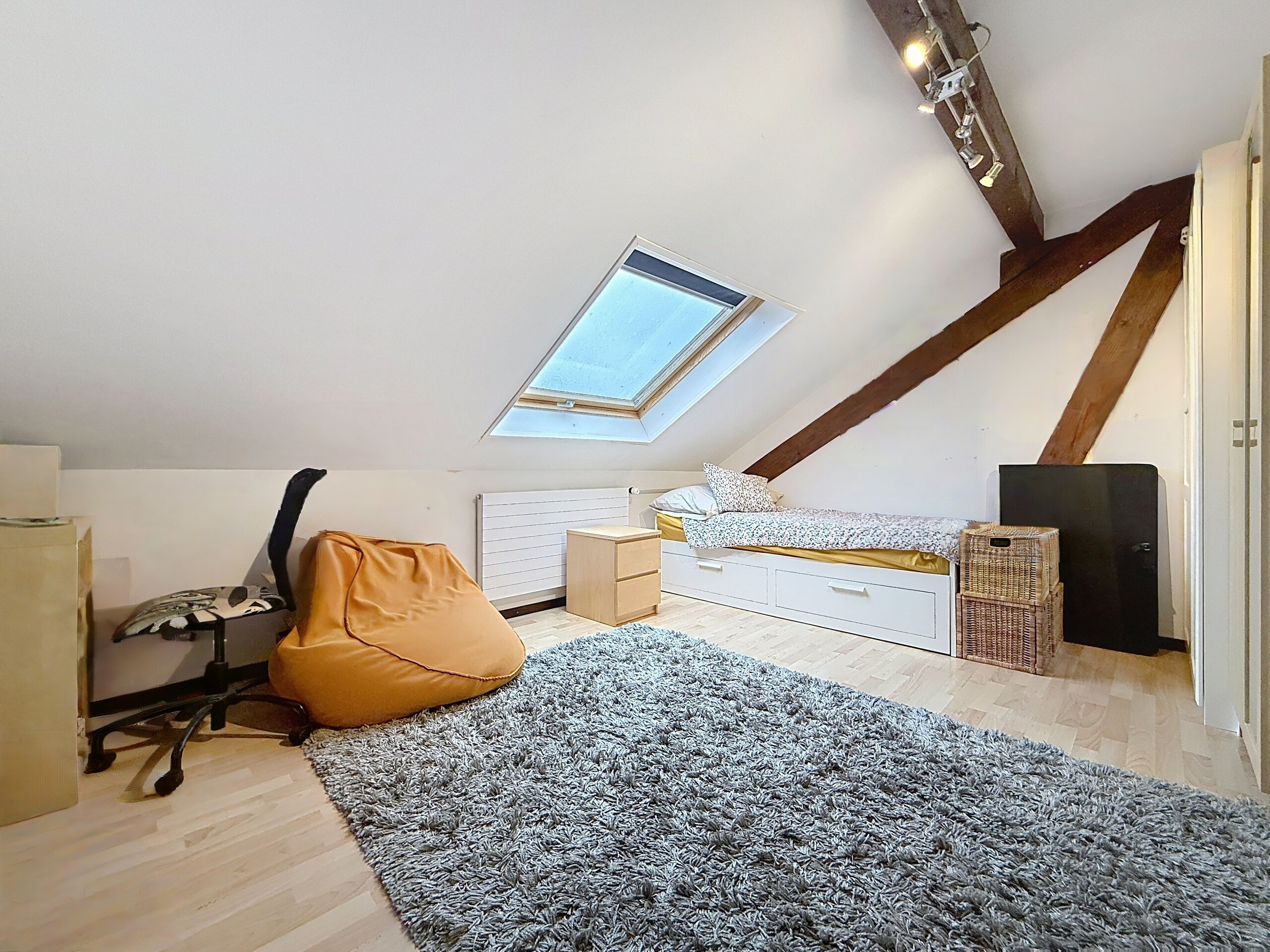 COMBLES : Chambre à coucher