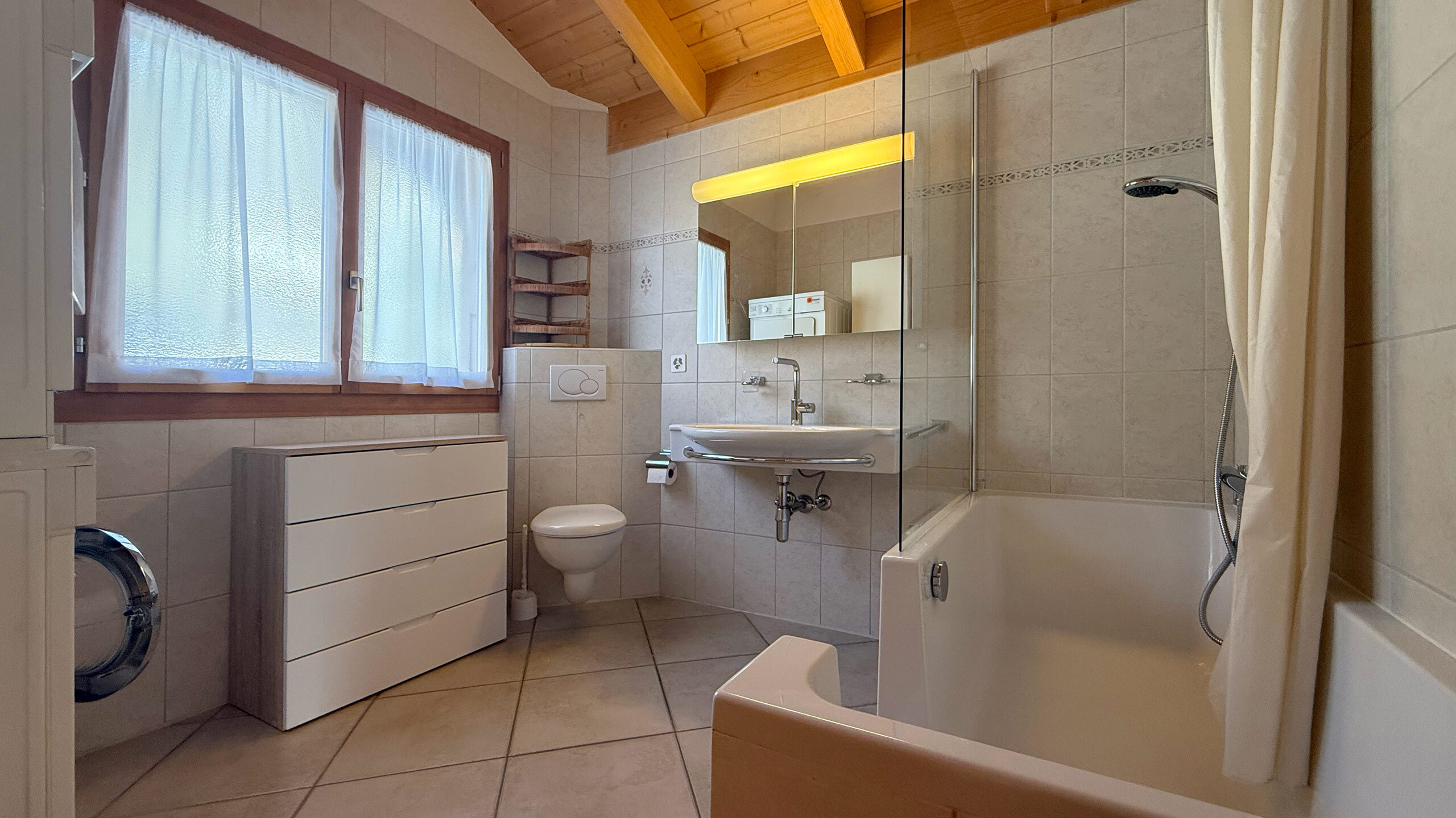 Salle de bain au 1er étage avec espace buanderie