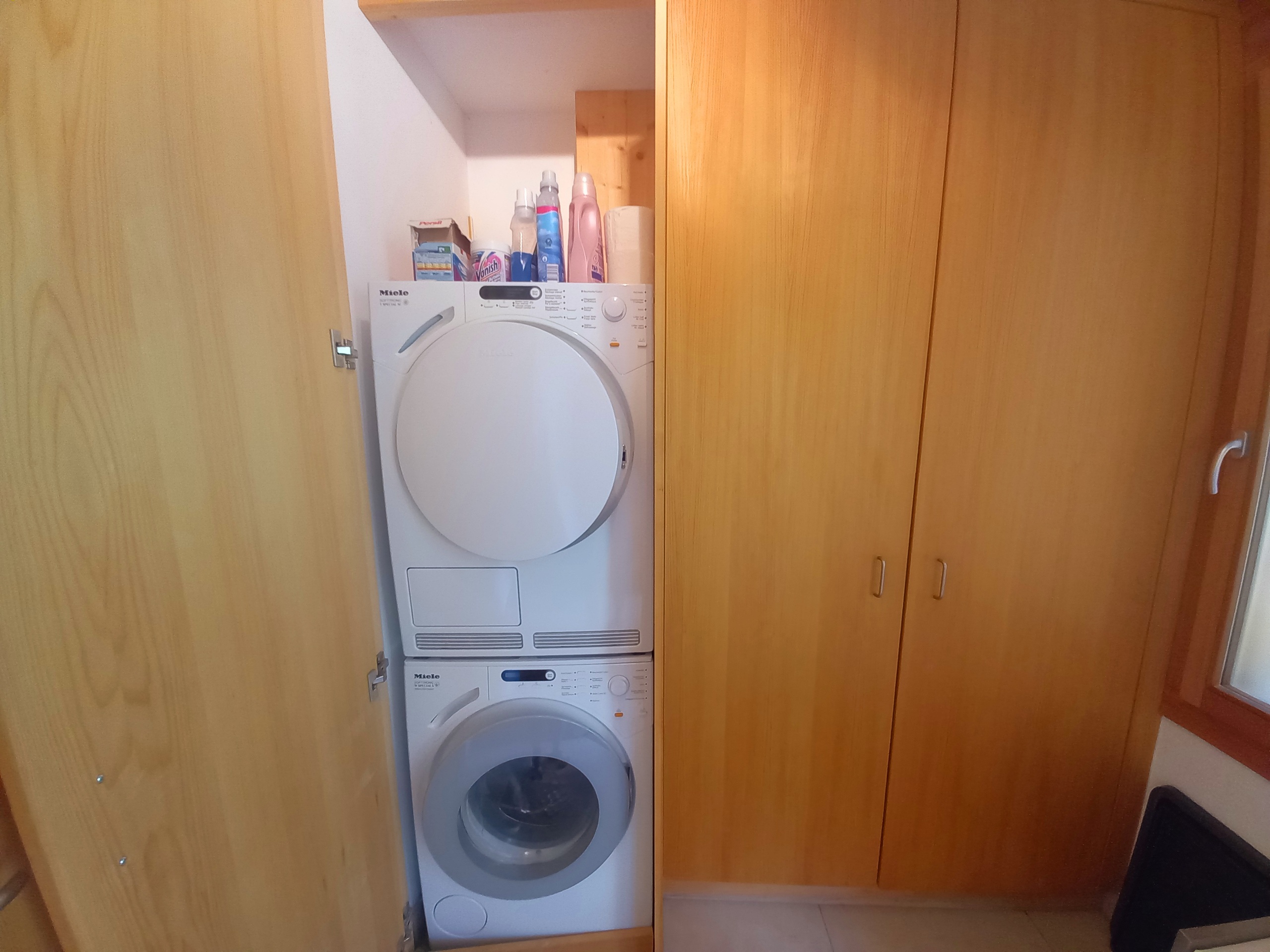Armoire avec lave-linge et sèche-linge Armoire avec lave-linge et sèche-linge