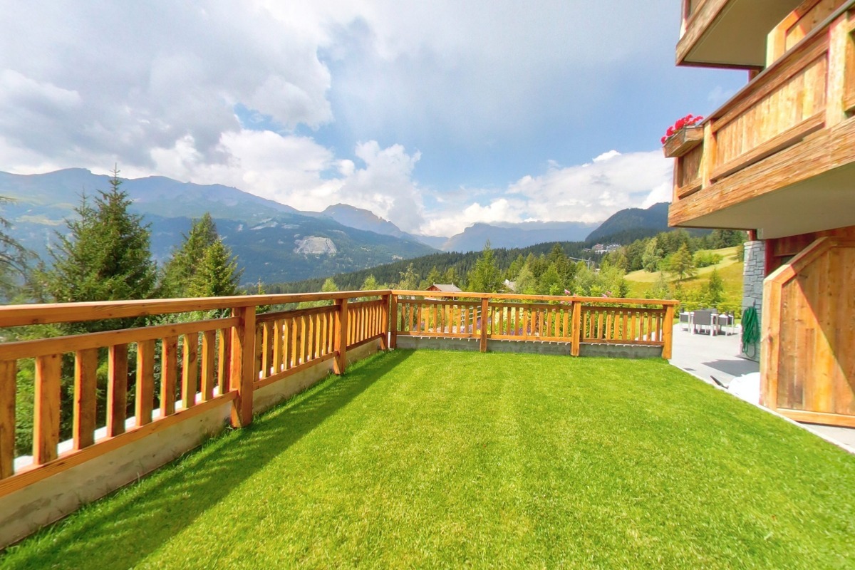Terrasse avec pelouse
