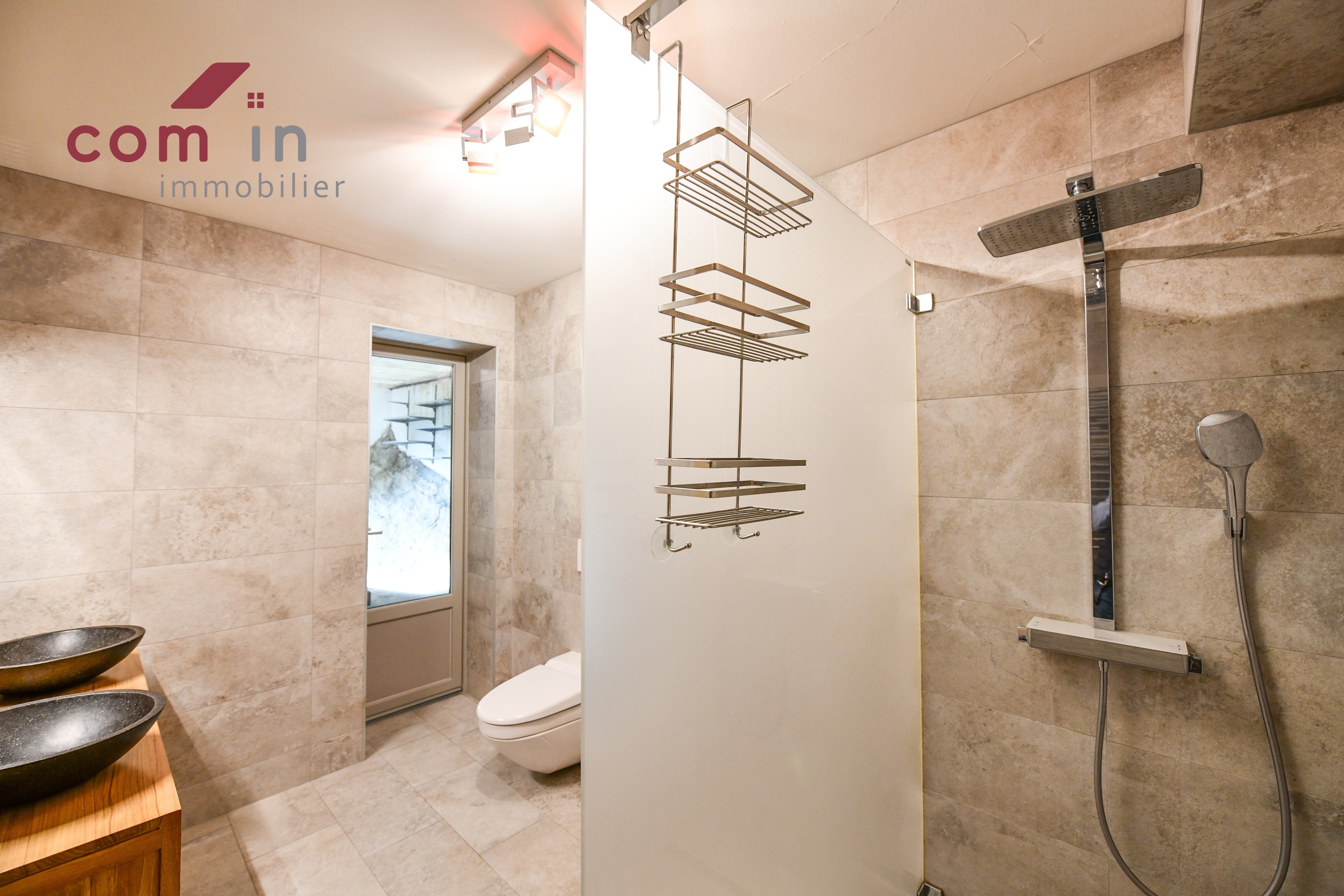 salle de bain (double lavabos, douche à l'italienne, WC) salle de bain (double lavabos, douche à l'italienne, WC)