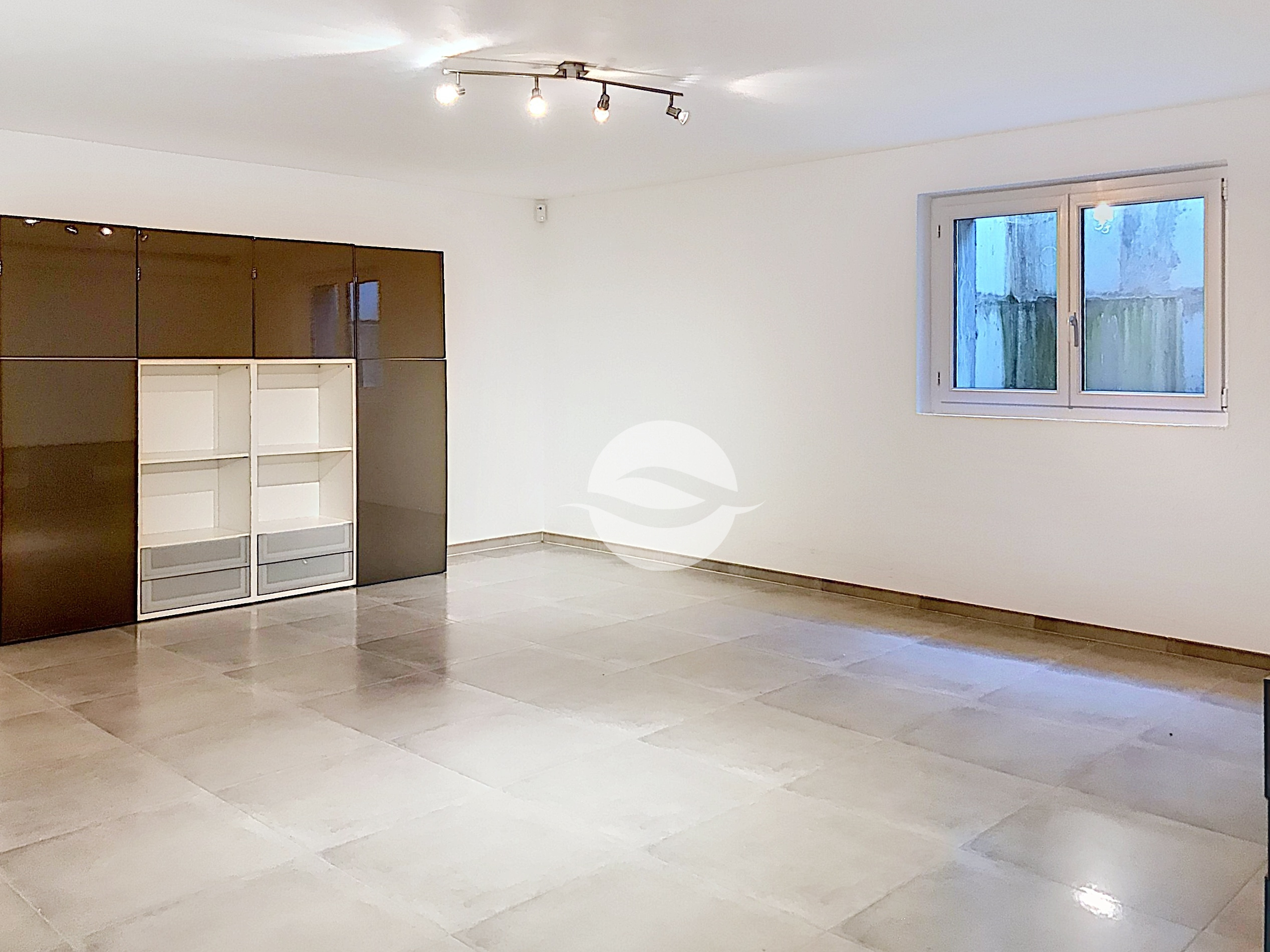 Sous-sol : dégagement avec armoire et salle de jeux Sous-sol : dégagement avec armoire et salle de jeux