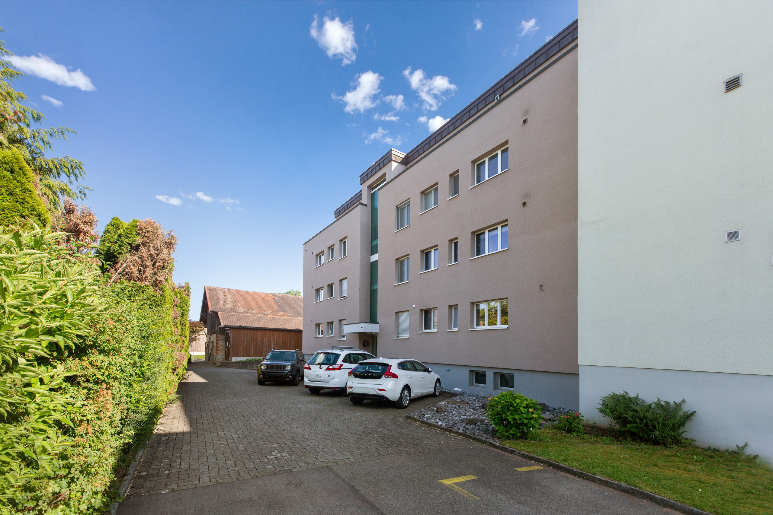 Gepflegtes Mehrfamilienhaus an guter Lage, laufend unterhalten und stets sorgfältig instand gehalten.