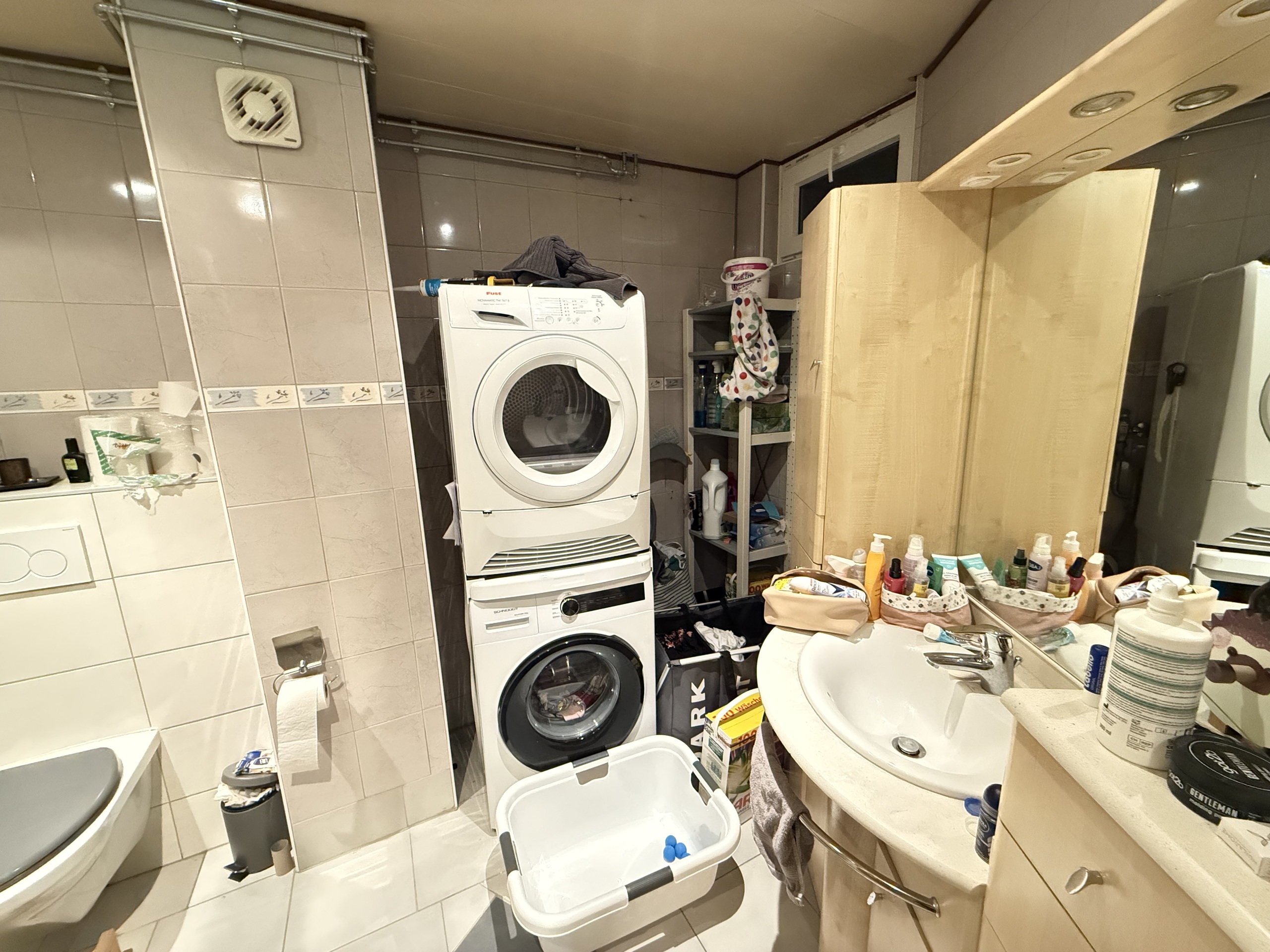 salle d'eau avec colonne de lavage