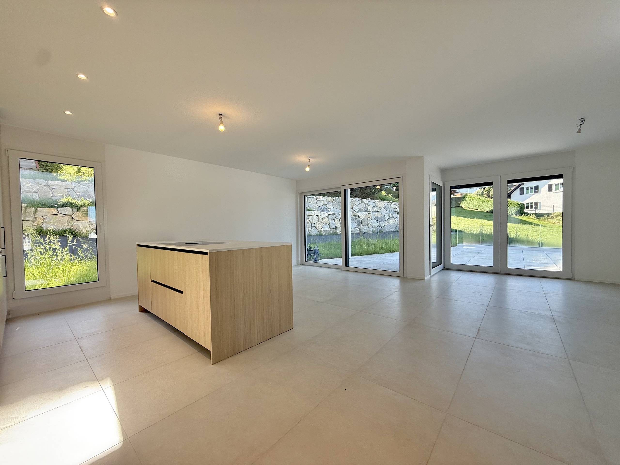 Cuisine ouverte sur salon accès terrasse/jardin