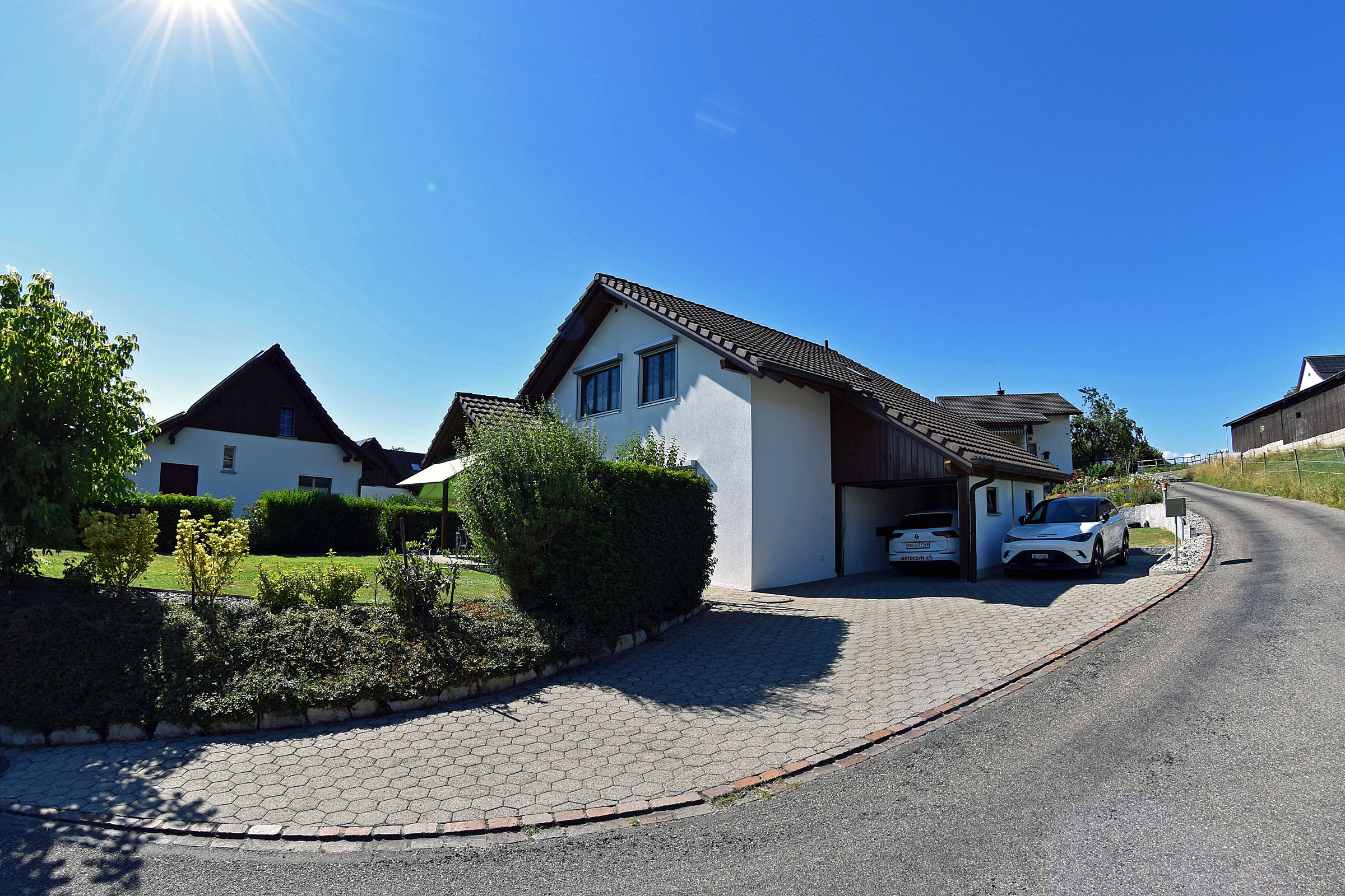 Zufahrt mit Garage und grossem Vorplatz für 3-4 Fahrzeuge Zufahrt mit Garage und grossem Vorplatz für 3-4 Fahrzeuge