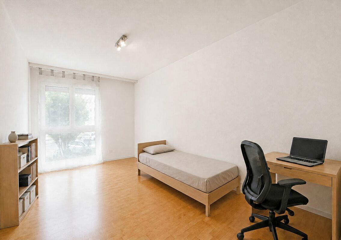 Kinderzimmer mit bodentiefen Fenstern und 11.0 m2 NWF