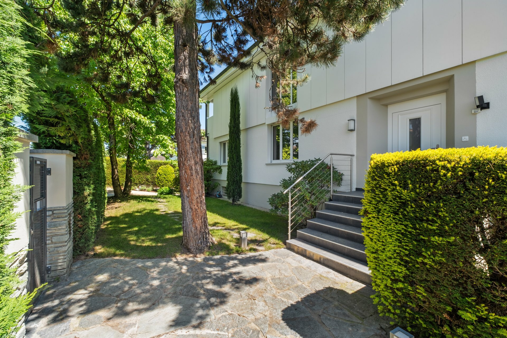 Entrée par le portail Entrée par le portail