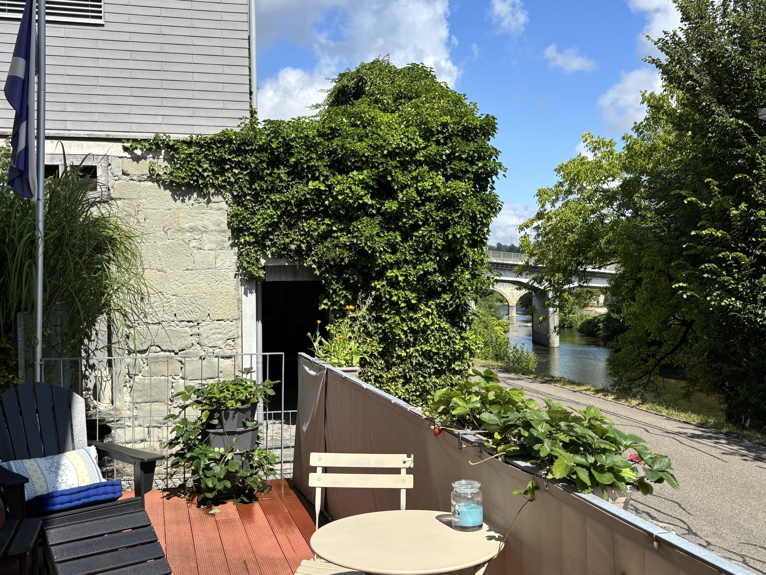 Balkon mit Sicht auf Töss und alte Römerbrücke