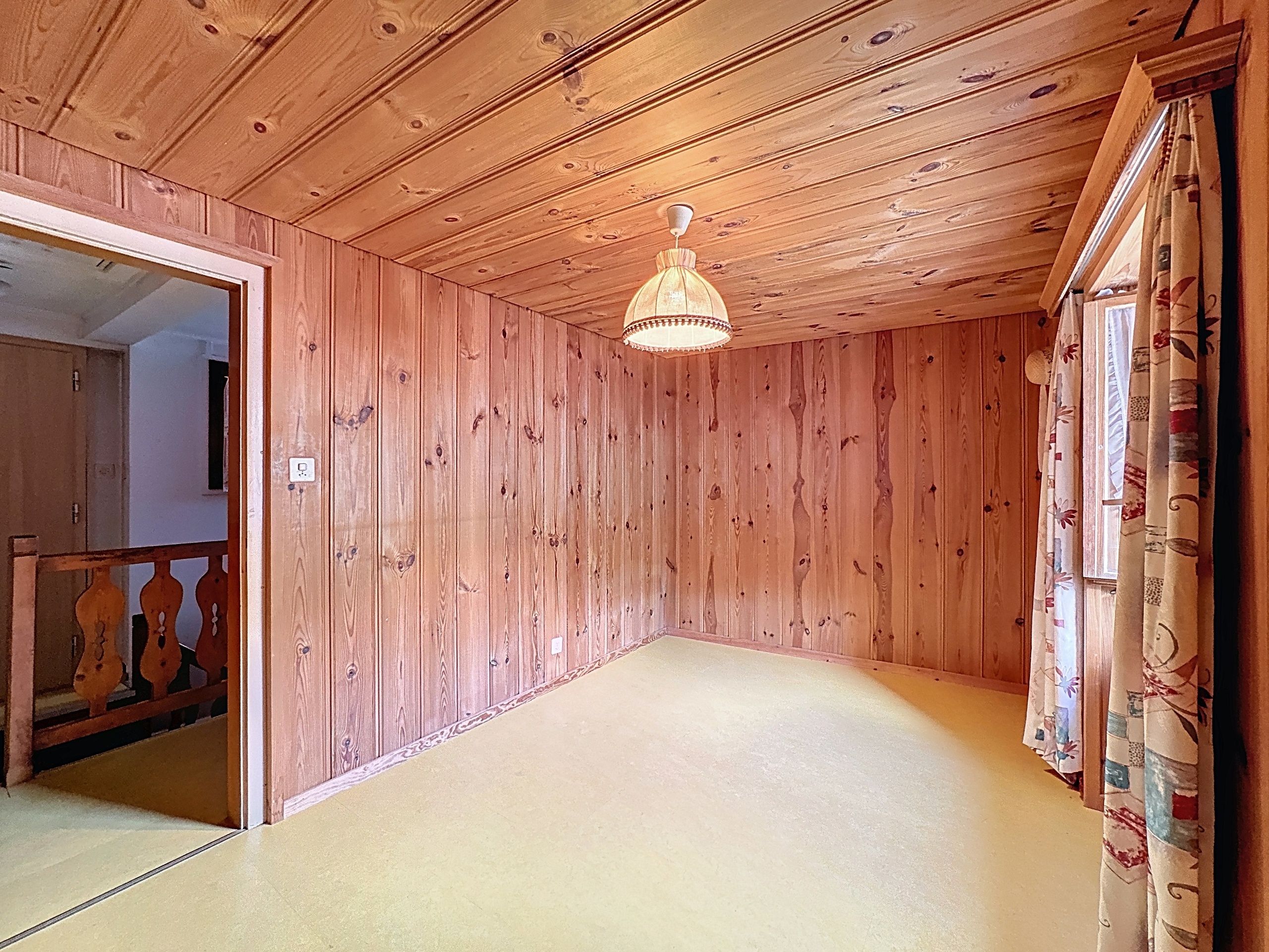 l'intérieur d'une maison avec des murs et un plafond en bois