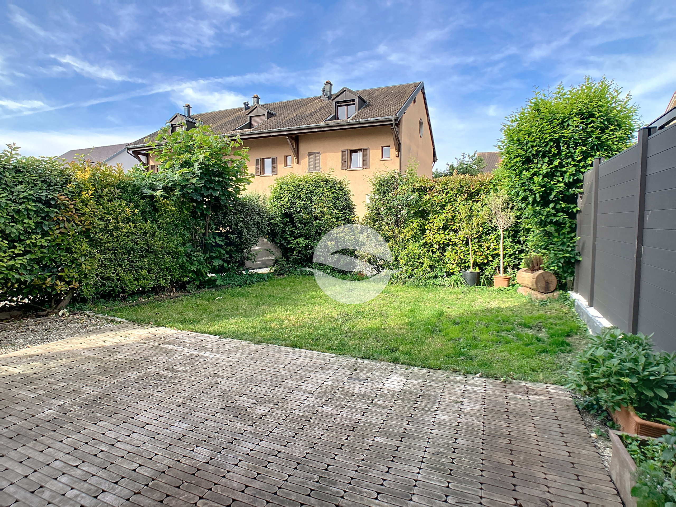 Jardin devant la pièce de vie