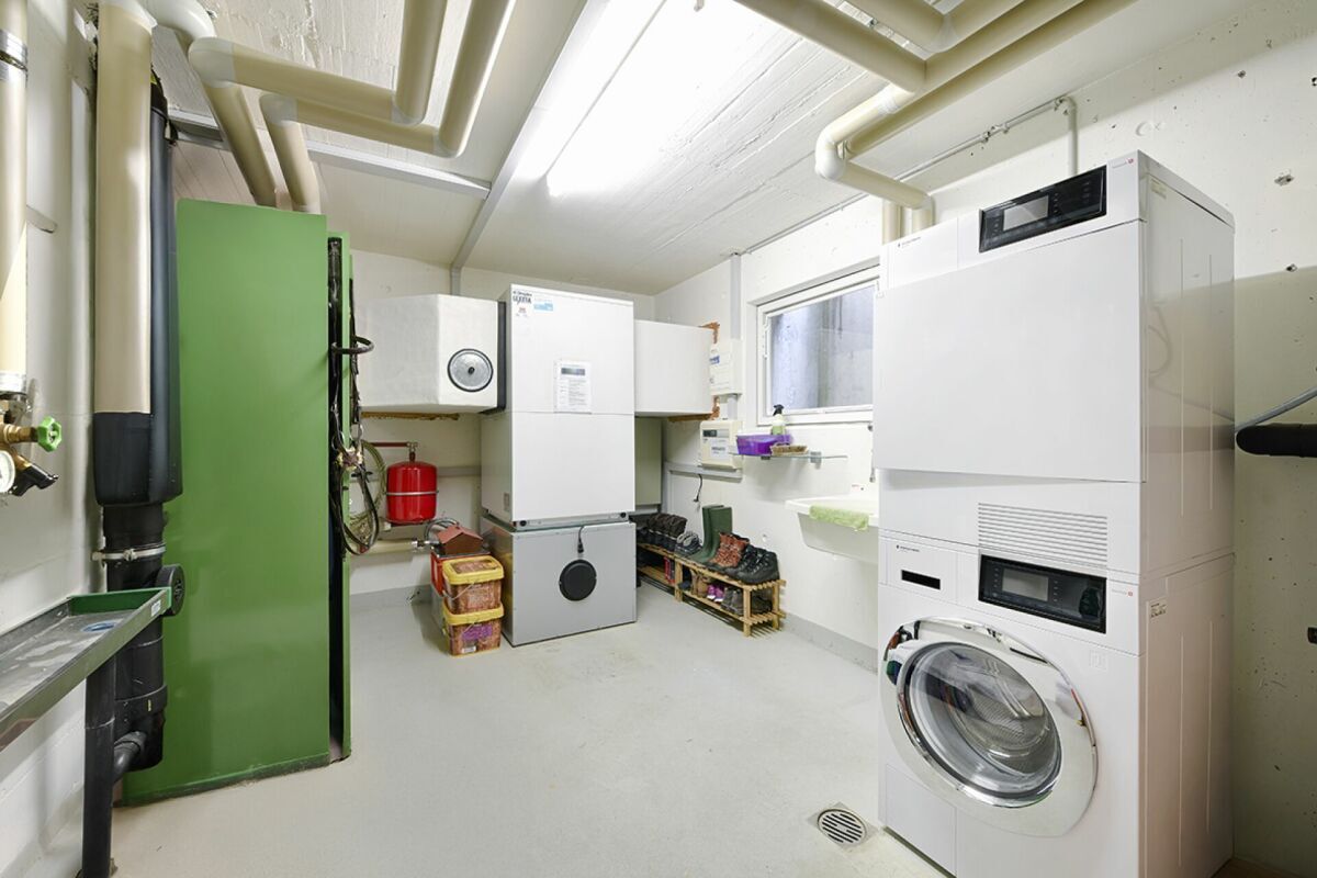 Haustechnik mit Waschturm, Heizung, Warmwasserboiler