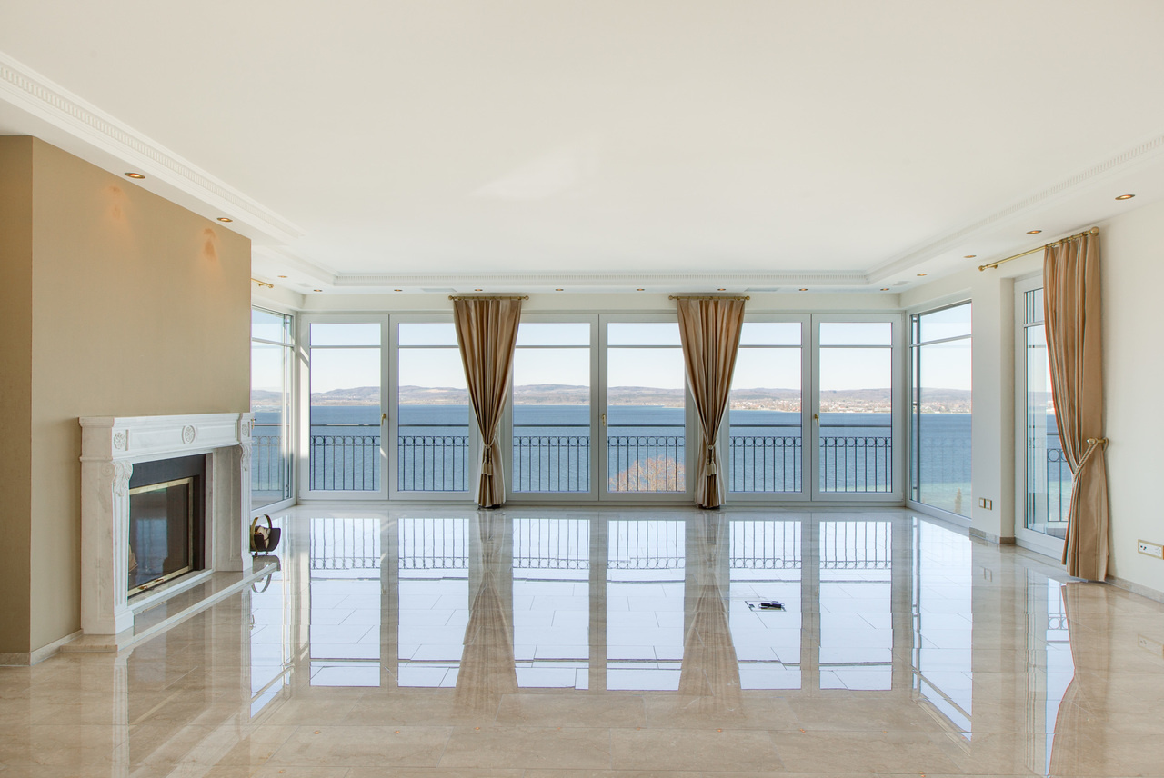 Zauberhafter Seepanorama-Blick vom edlen Wohnzimmer. Zauberhafter Seepanorama-Blick vom edlen Wohnzimmer.