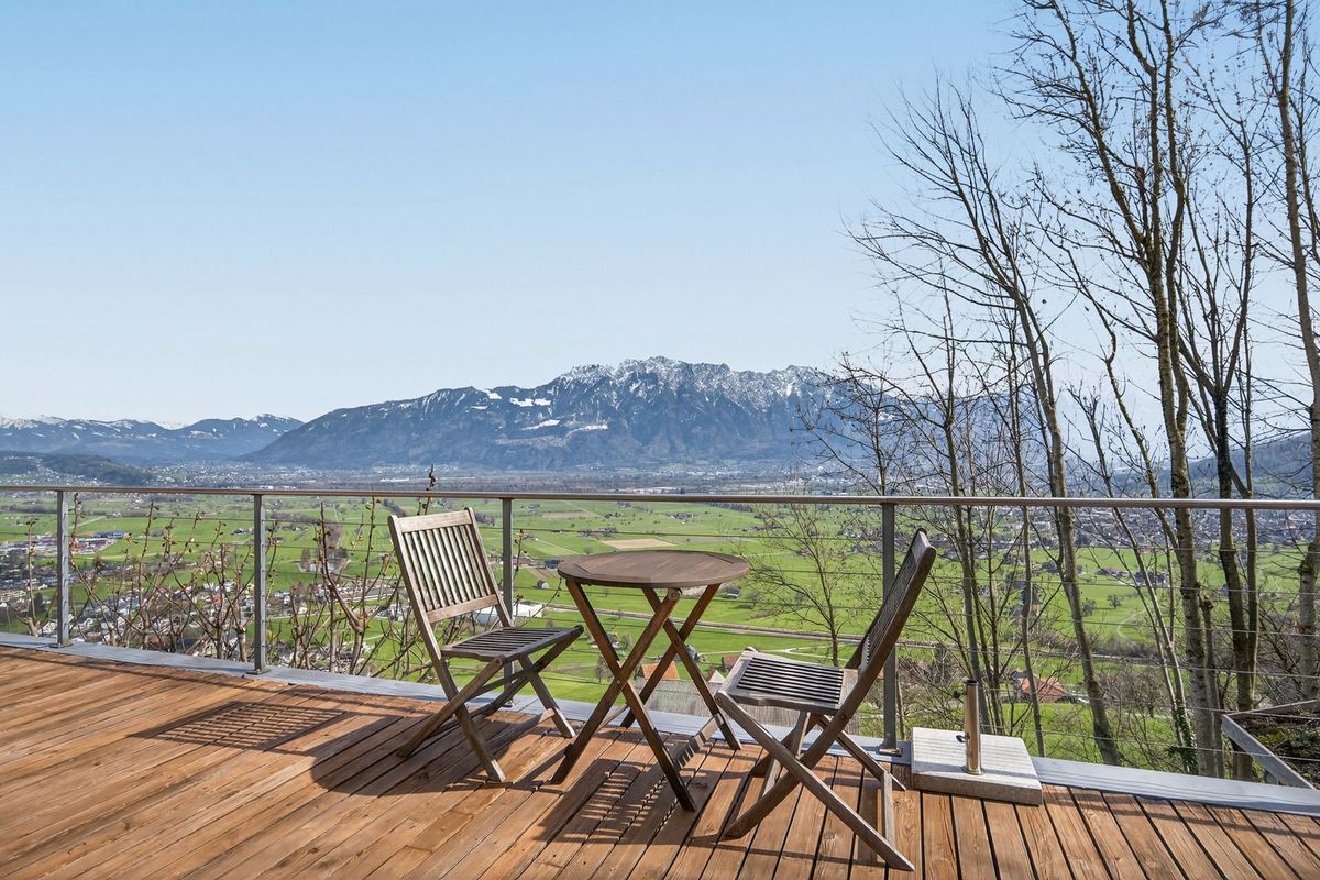 Terrasse mit Holzboden und Panoramablick auf die Berge und Rheintal