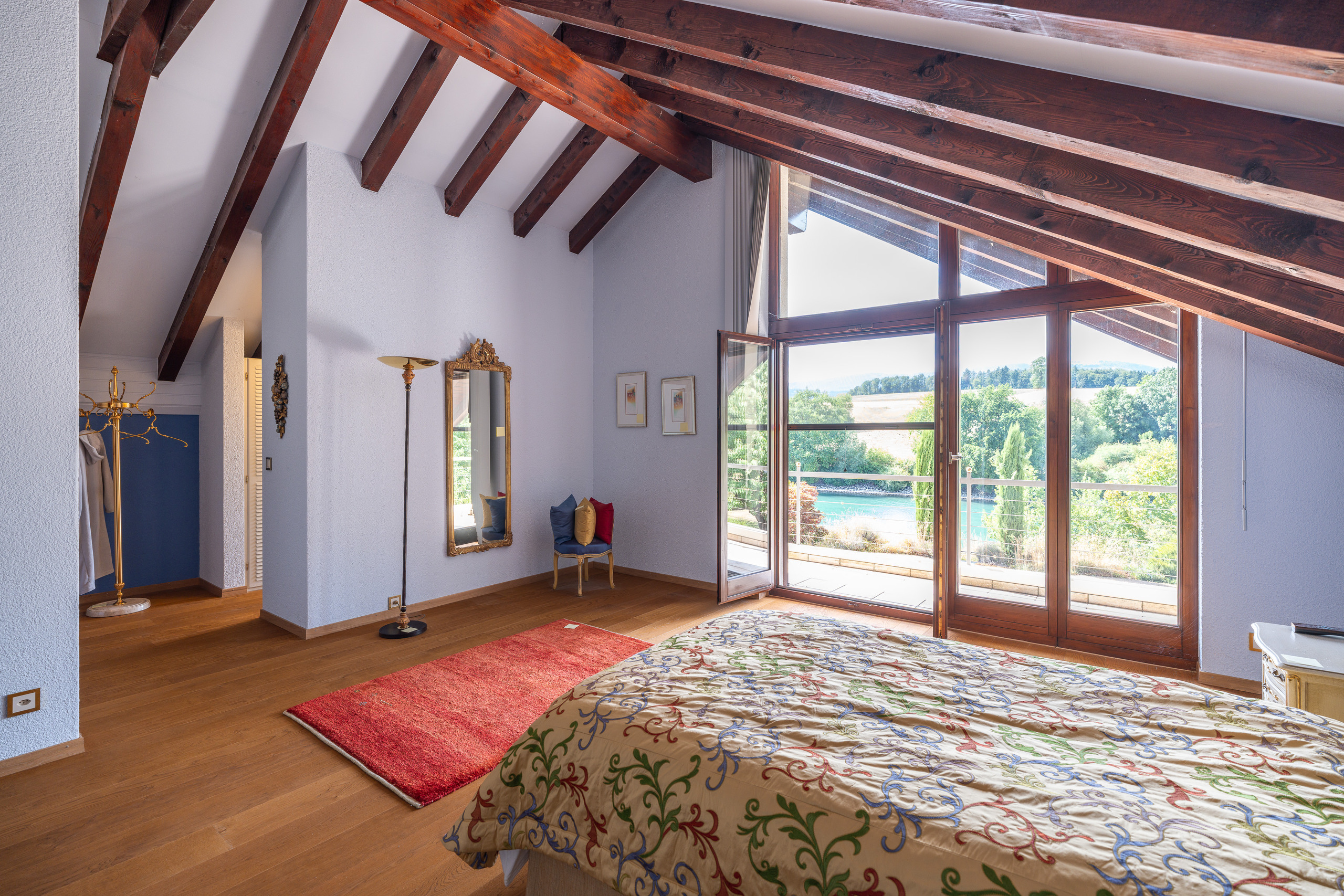 ELTERNSCHLAFZIMMER MIT SICHT AUF DEN KANAL